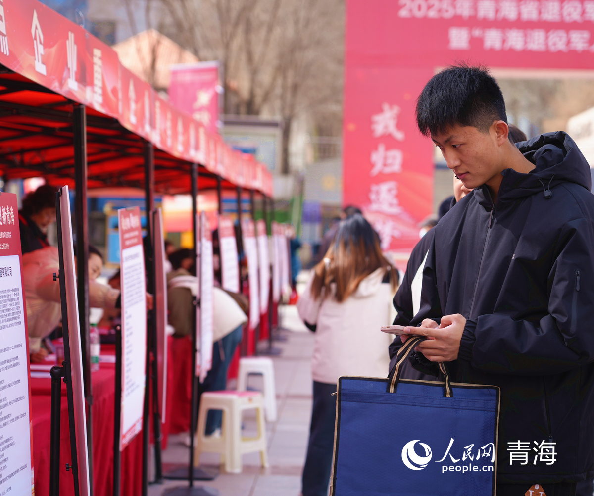 求職者了解崗位信息。人民網(wǎng)記者 楊啟紅攝