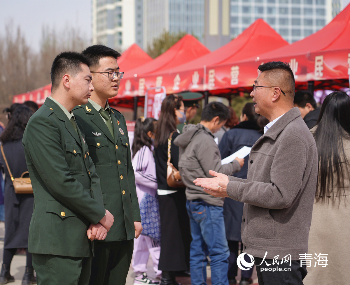 求職者了解崗位信息。人民網(wǎng)記者 楊啟紅攝