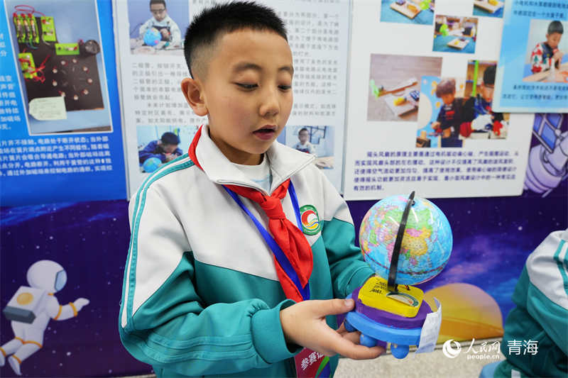 參賽學(xué)生展示參賽作品。人民網(wǎng)記者 張莉萍攝