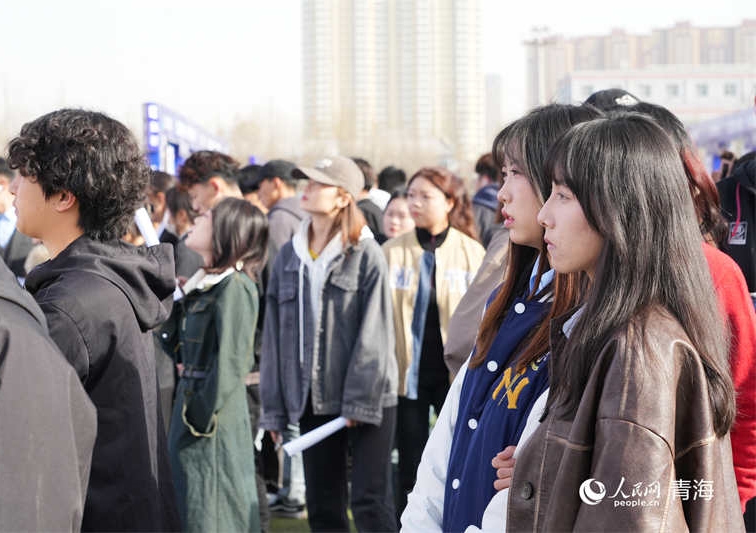 招聘會(huì)現(xiàn)場(chǎng)學(xué)生正在了解崗位需求。人民網(wǎng)記者 張莉萍攝