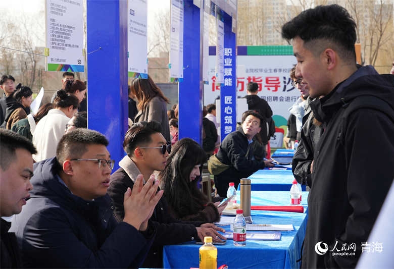招聘會(huì)現(xiàn)場(chǎng)學(xué)生正在了解崗位需求。人民網(wǎng)記者 張莉萍攝