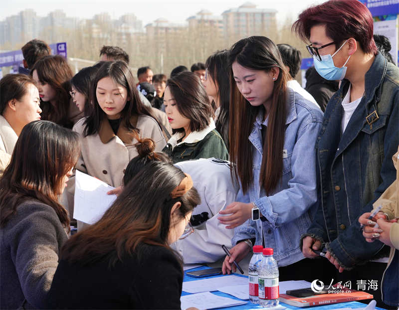 招聘會(huì)現(xiàn)場(chǎng)學(xué)生正在了解崗位需求。人民網(wǎng)記者 張莉萍攝