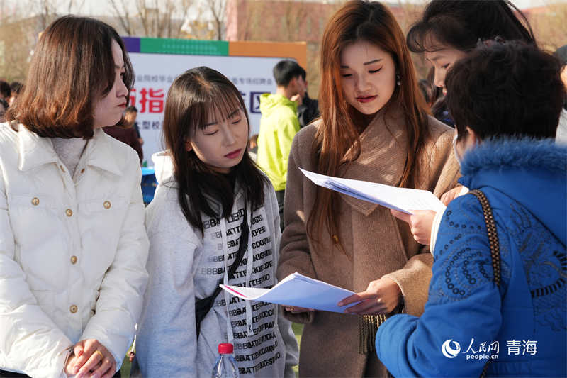 招聘會(huì)現(xiàn)場(chǎng)學(xué)生正在了解崗位需求。人民網(wǎng)記者 張莉萍攝