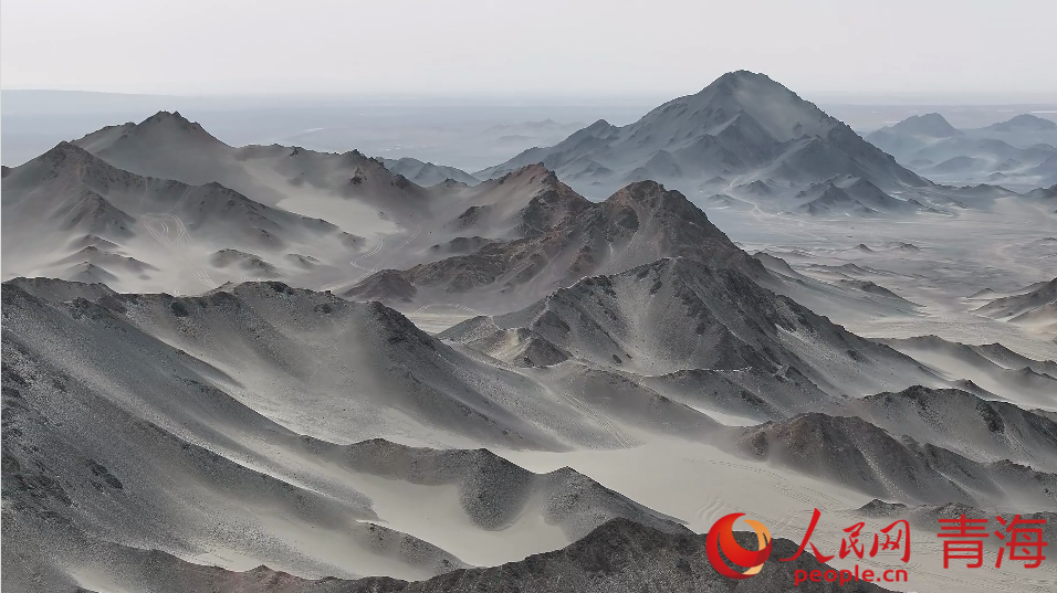 “人間月球”黑獨(dú)山。人民日?qǐng)?bào)記者 賀勇攝