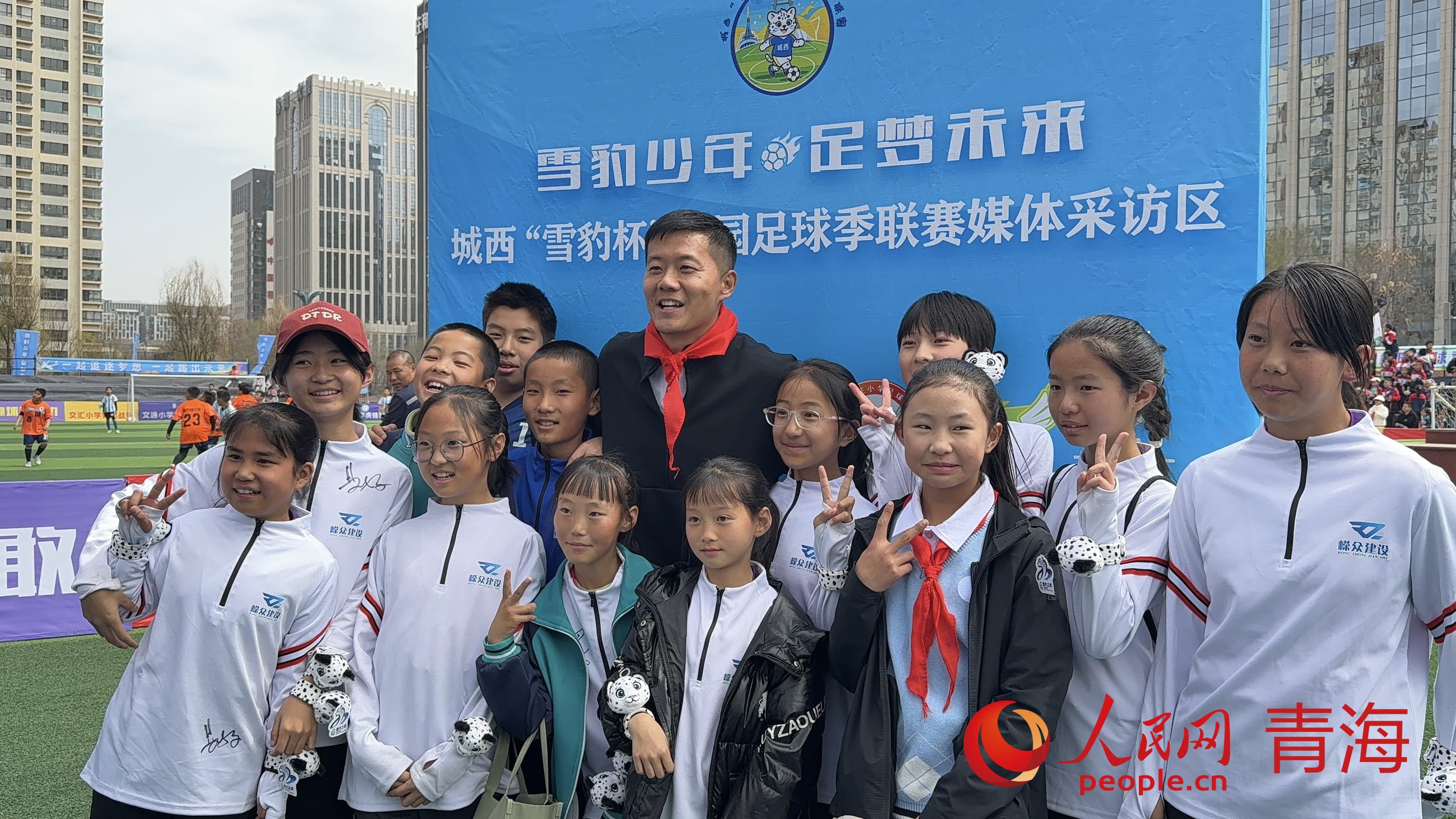 黃博文與同學(xué)們合影。人民網(wǎng) 況玉攝