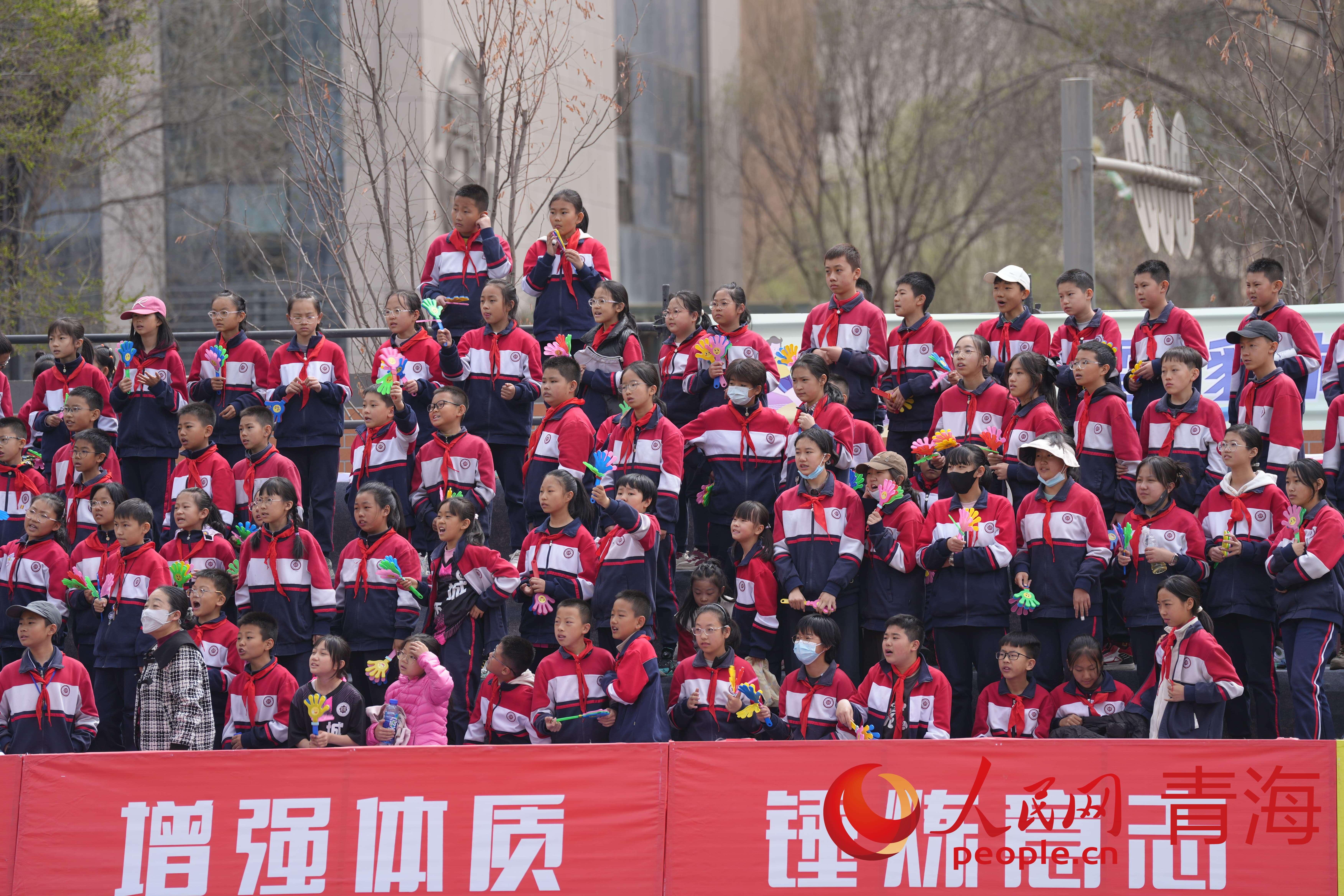 觀眾吶喊助威。人民網(wǎng) 況玉攝