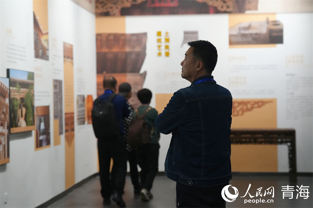 游客正在瀏覽歷史。人民網(wǎng) 馬可欣攝