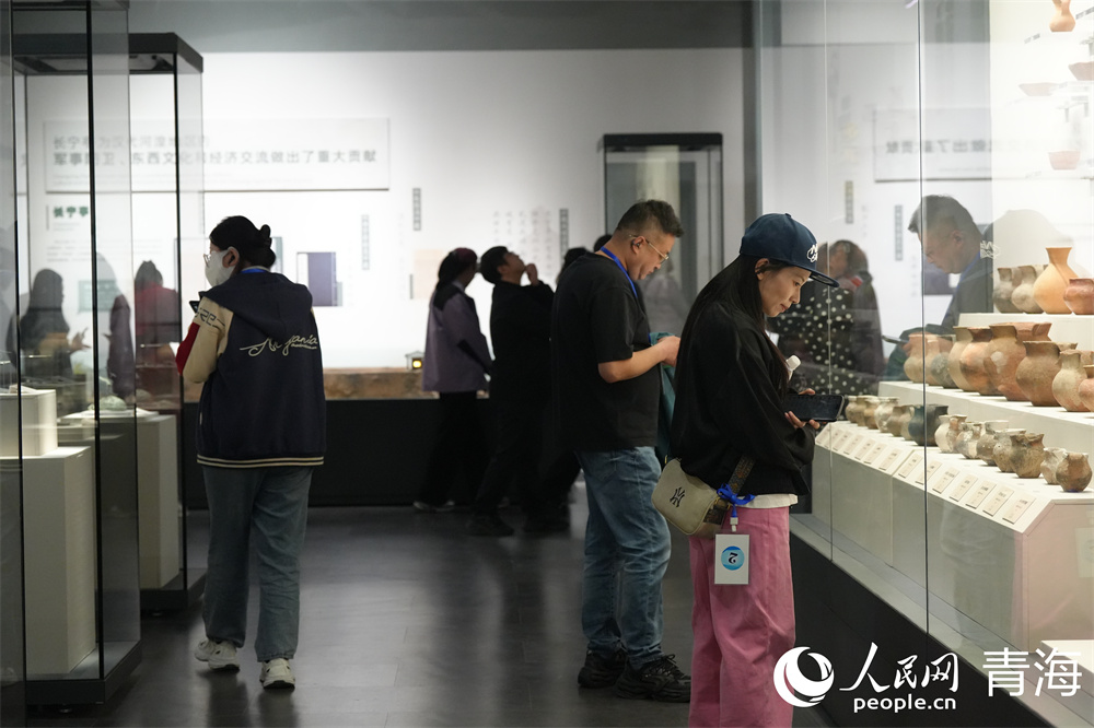 游客正在參觀博物館內(nèi)的展品。人民網(wǎng) 馬可欣攝