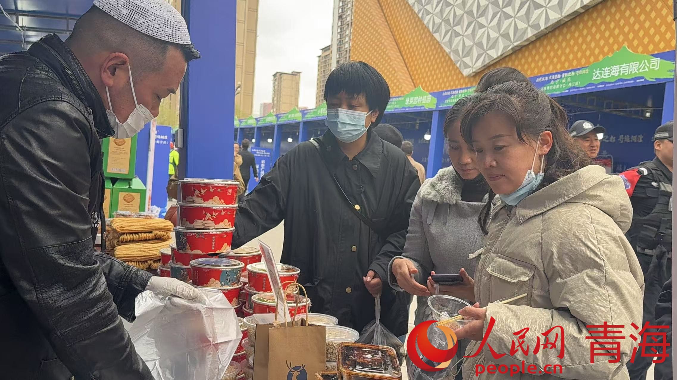 市民選購(gòu)商品。人民網(wǎng) 況玉攝
