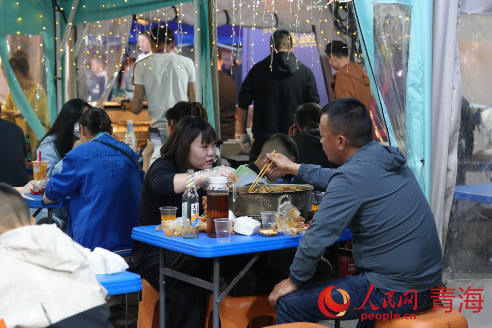 餐飲攤位深受市民喜愛。人民網(wǎng) 況玉攝