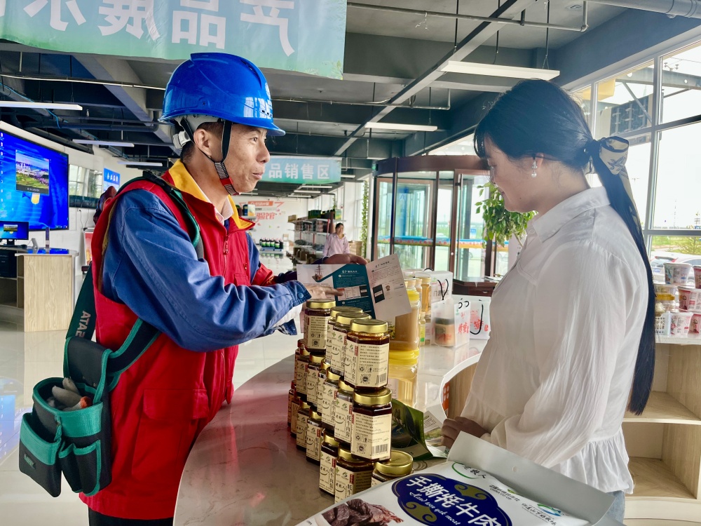 國網青海海北供電公司“石榴籽”網格員為青海香滿金門源糧油食品有限公司員工講解安全用電知識。徐琛攝