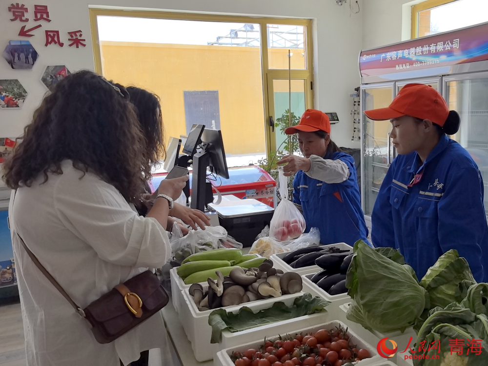 市民購買蔬菜。人民網(wǎng) 況玉攝