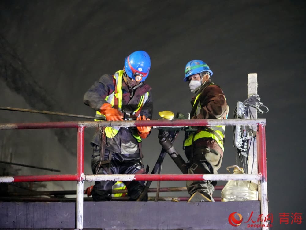 三峽格爾木南山口240萬千瓦抽水蓄能電站主廠房施工。人民網(wǎng) 況玉攝