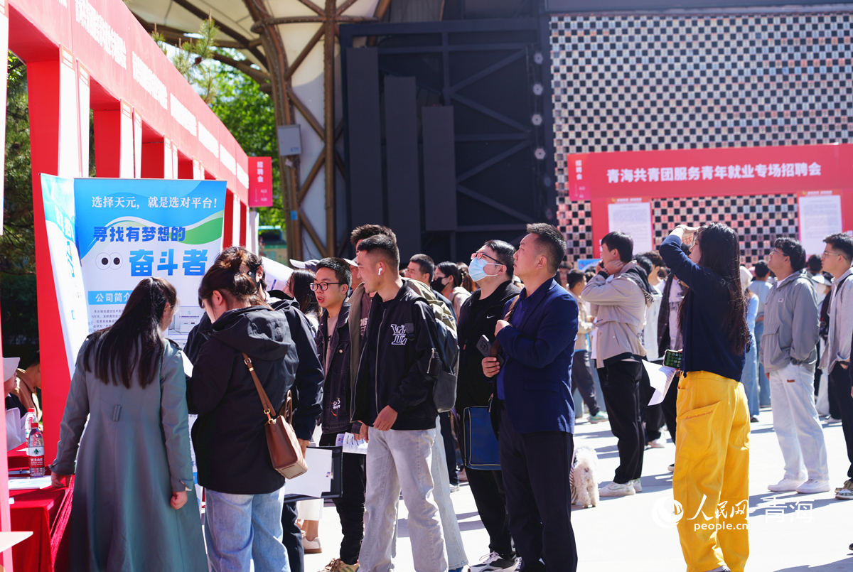 招聘會(huì)現(xiàn)場(chǎng)。人民網(wǎng)記者 楊啟紅攝