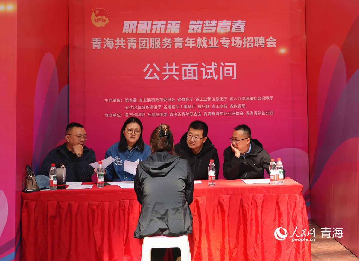 招聘會現(xiàn)場，求職者面試。人民網(wǎng)記者 楊啟紅攝