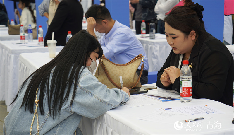 人才交流招聘活動現(xiàn)場，求職者正在登記個人信息。人民網(wǎng)記者 張莉萍攝