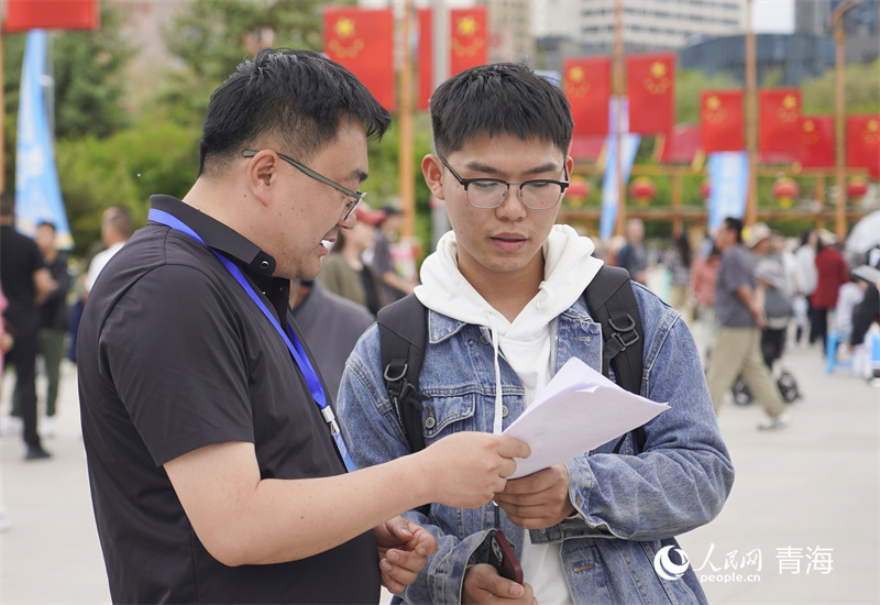 人才交流招聘活動現(xiàn)場，求職者了解崗位需求。人民網(wǎng)記者 張莉萍攝