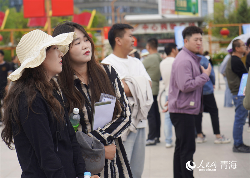 人才交流招聘活動現(xiàn)場，求職者正在查看崗位信息。人民網(wǎng)記者 張莉萍攝