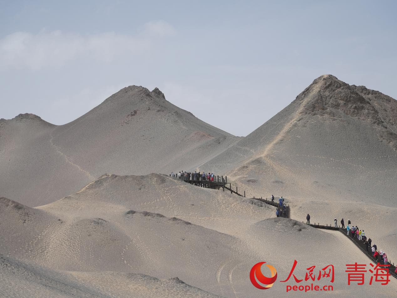 游客游覽黑獨(dú)山。人民網(wǎng) 況玉攝