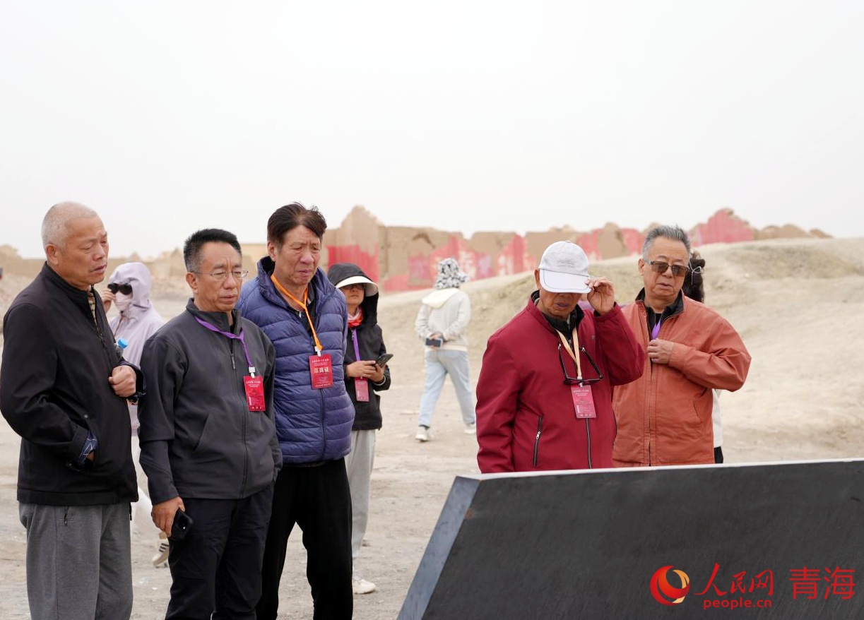 游客觀看冷湖石油基地遺址簡介。人民網(wǎng) 況玉攝
