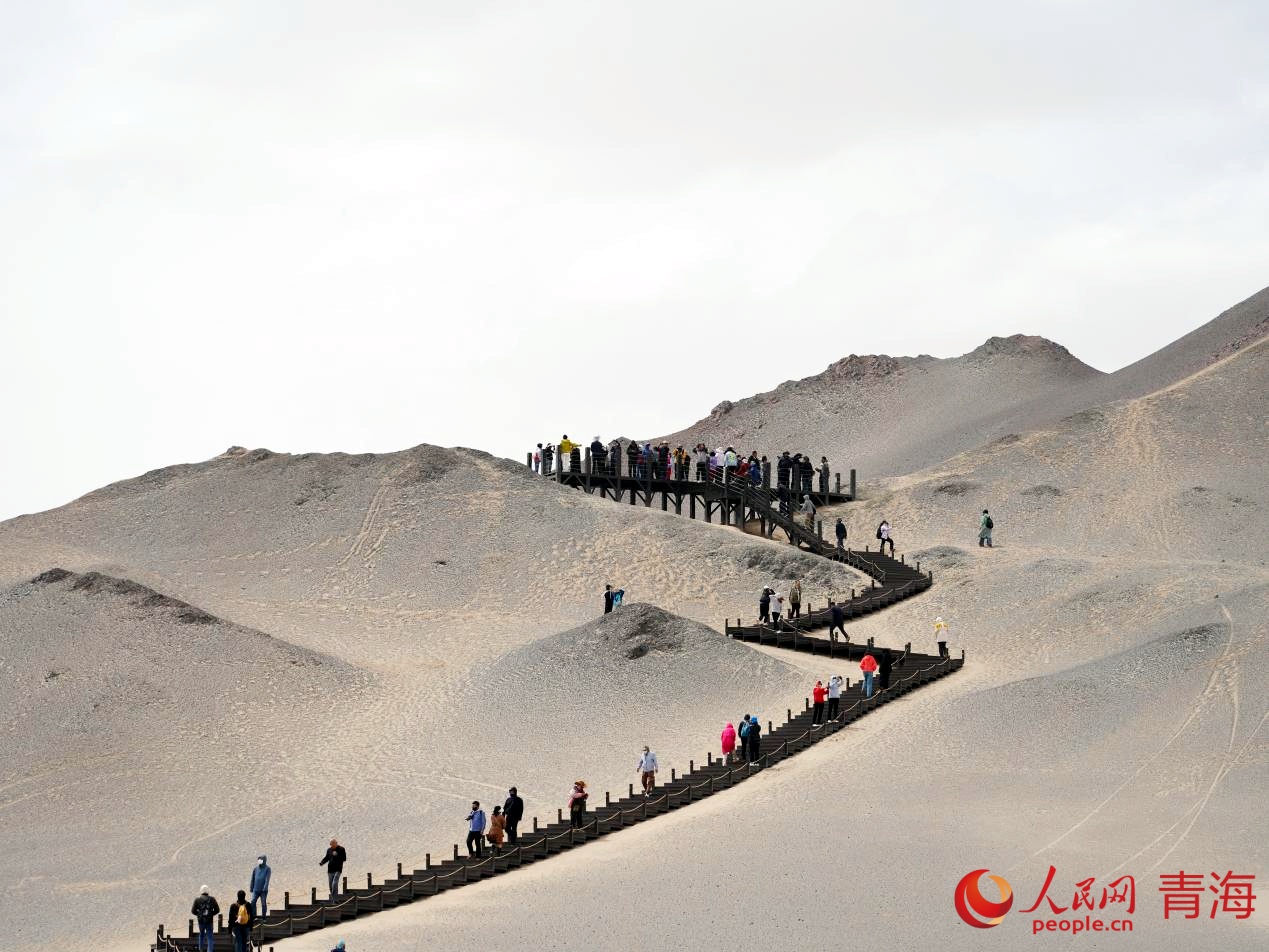 游客行走在黑獨山旅游棧道上。人民網(wǎng) 況玉攝