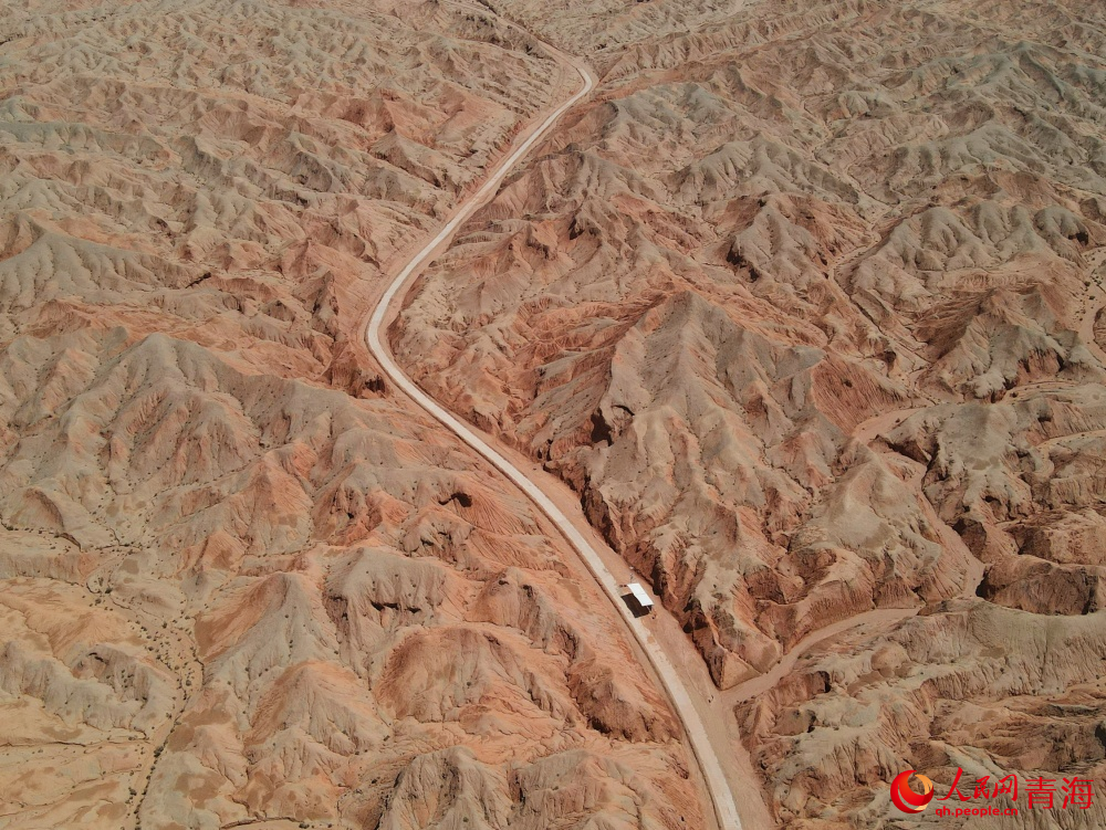 地貌酷似火星表面。人民網(wǎng) 況玉攝