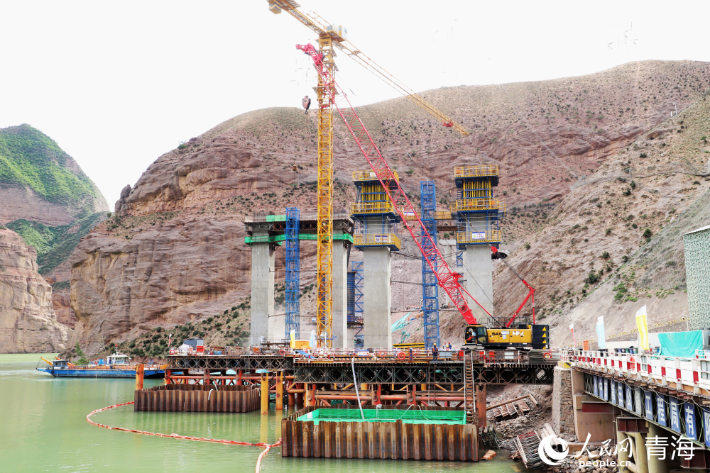 索同坡黃河特大橋建設(shè)現(xiàn)場(chǎng)。人民網(wǎng) 馬可欣攝