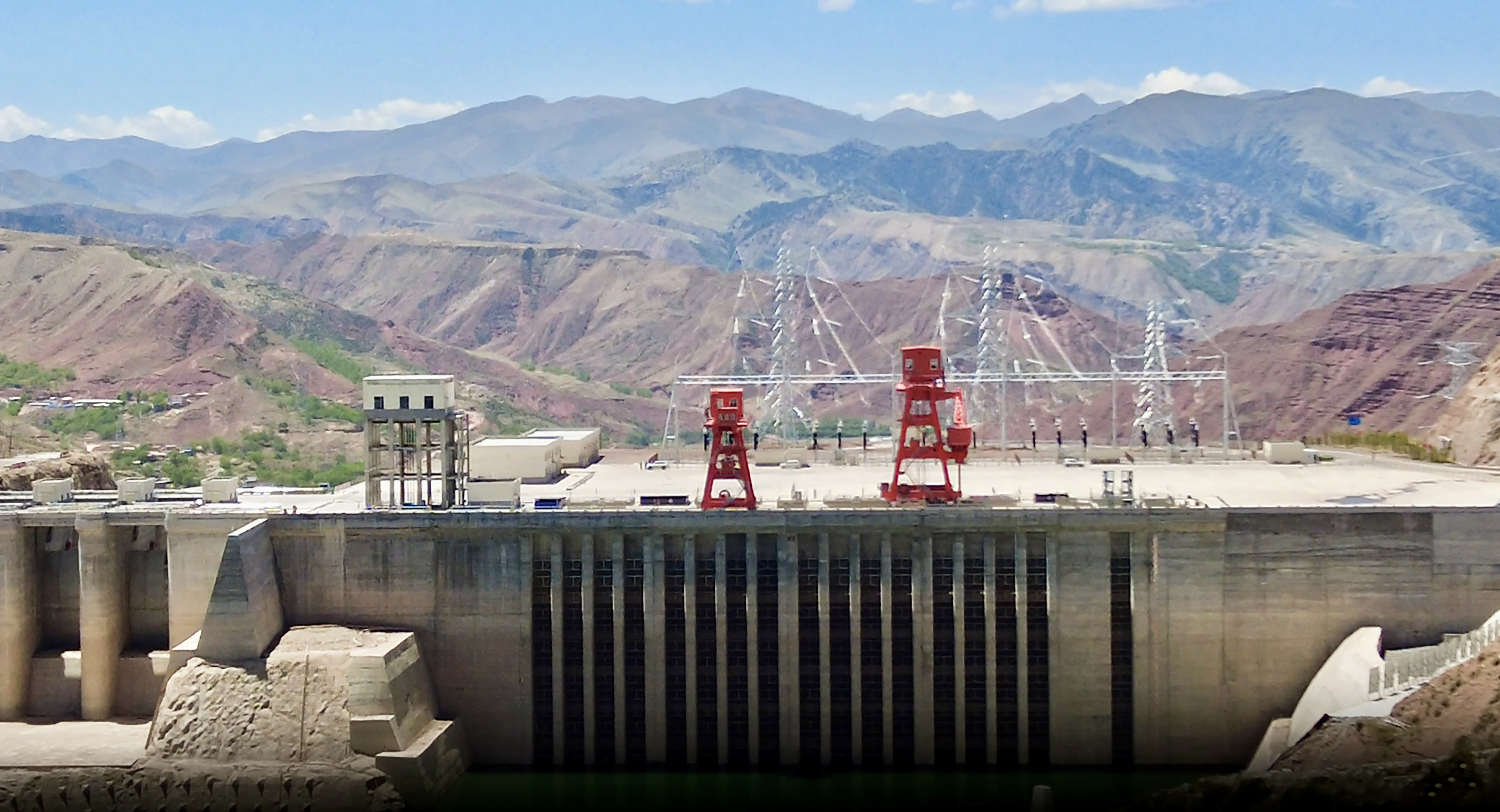 瑪爾擋水電站發(fā)電機(jī)組進(jìn)水口。甄國青攝