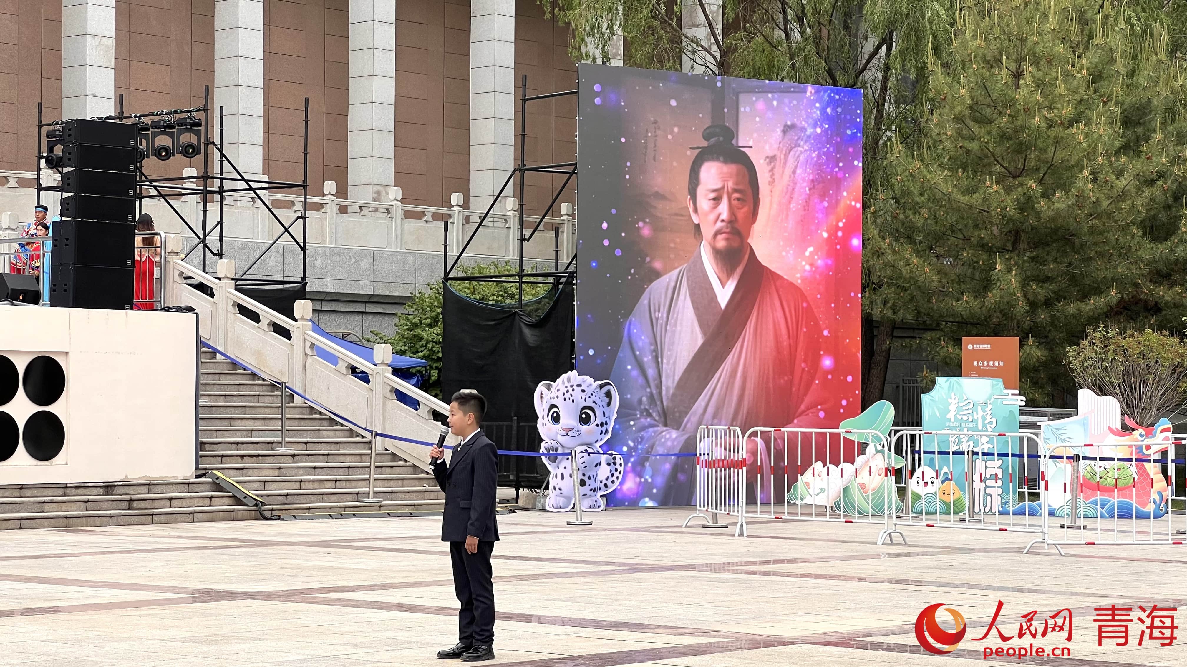 小主持人通過(guò)AI技術(shù)“對(duì)話”屈原。人民網(wǎng) 顧斐菲攝