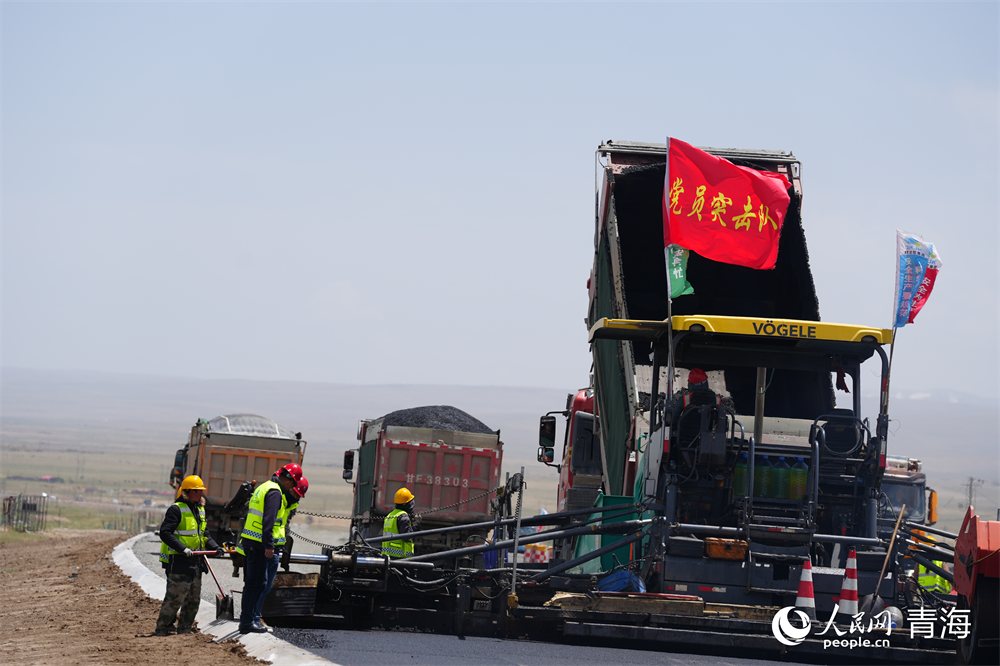 倒湖茶公路二郎劍至黑馬河段施工現(xiàn)場(chǎng)。人民網(wǎng) 馬可欣攝