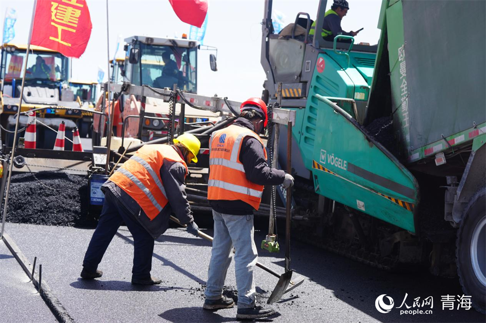 倒湖茶公路二郎劍至黑馬河段施工現(xiàn)場。人民網(wǎng) 馬可欣攝