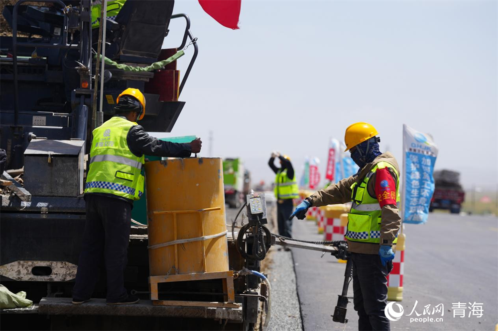 安全員正在公路作業(yè)路段進行安全督導(dǎo)。人民網(wǎng) 馬可欣攝