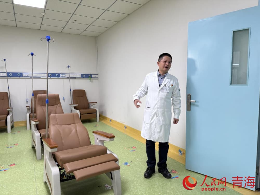 朱鑫璞介紹輸液室。人民網(wǎng) 況玉攝