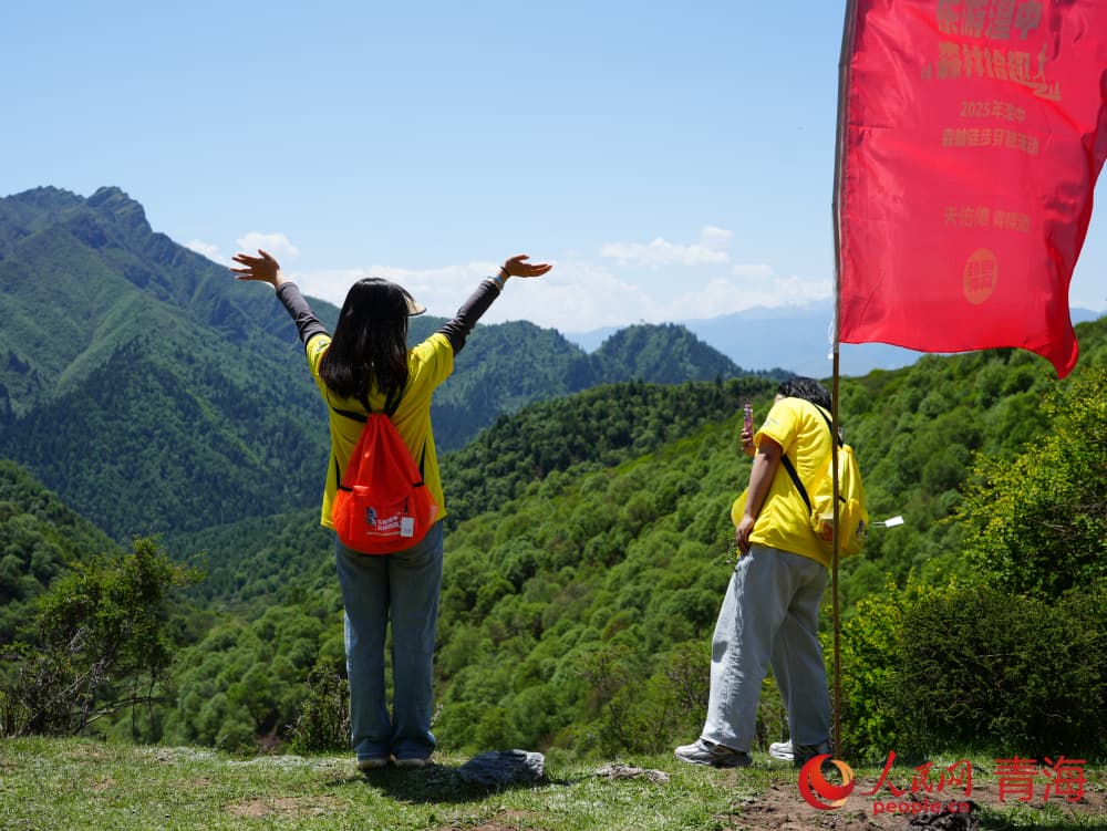 參賽選手在景區(qū)拍照。人民網 況玉攝