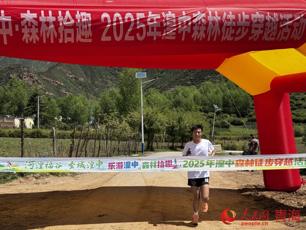 參賽選手沖線。人民網(wǎng) 況玉攝