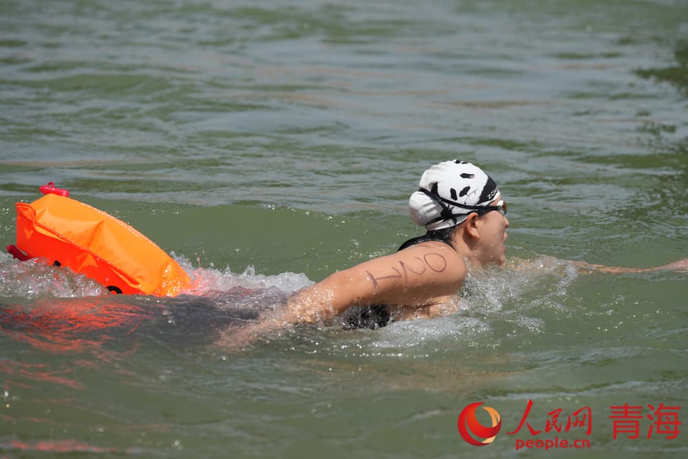 運動員逐浪黃河。人民網(wǎng) 況玉攝