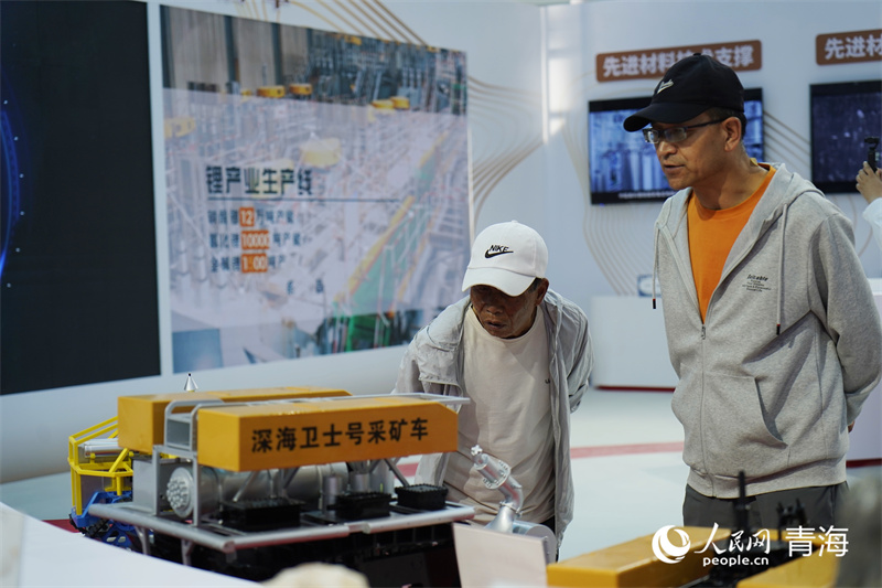 參觀。人民網(wǎng)記者 張莉萍攝