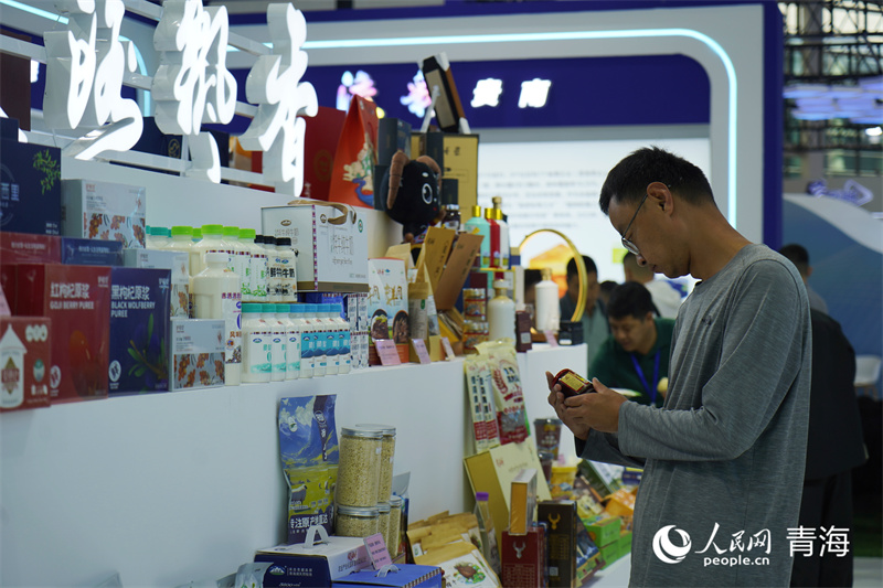 市民在青洽會展區(qū)內(nèi)查看產(chǎn)品詳情。人民網(wǎng)記者 張莉萍攝