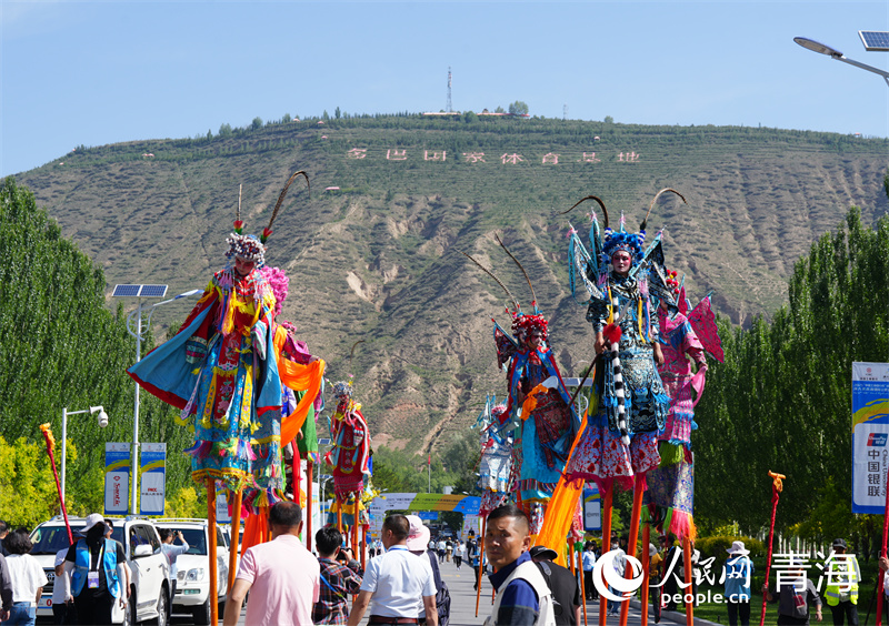 魯沙爾高蹺亮相環(huán)青賽。人民網(wǎng) 馬可欣攝