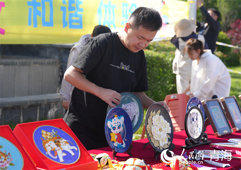第二賽段起點的展銷攤位。人民網(wǎng) 馬可欣攝