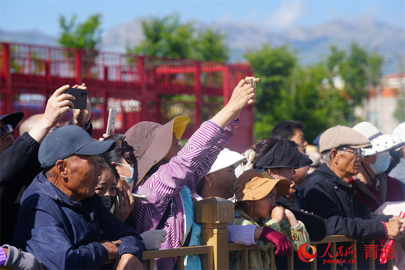 觀眾為比賽歡呼加油。人民網(wǎng) 馬可欣攝