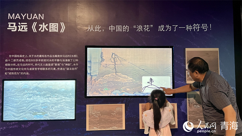 游客正在參觀展覽。實(shí)習(xí)生 吳桐攝