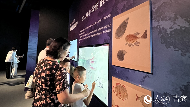 游客正在沉浸式體驗展覽。實習生 吳桐攝