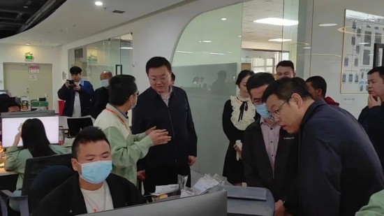 湟中區(qū)黨政代表團(tuán)聽取介紹。湟中區(qū)融媒體中心供圖