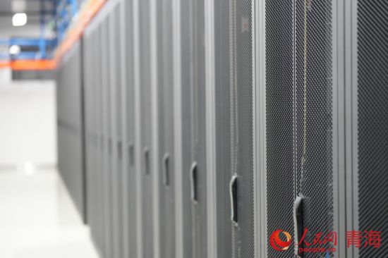 中國電信（國家）數(shù)字青海綠色大數(shù)據(jù)中心云計算數(shù)據(jù)機房。人民網(wǎng)記者 甘海瓊攝