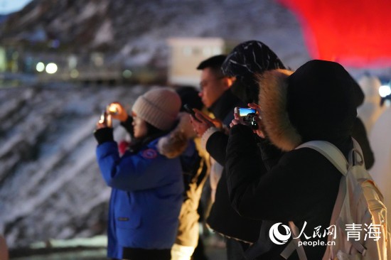 游客在拉脊山巔賞日出云海、雪山大地。人民網(wǎng)記者 楊啟紅攝