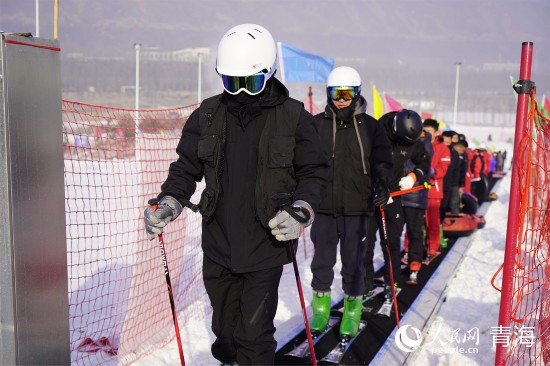 市民在西寧甘河城市郊野公園暢玩冰雪項目。人民網(wǎng) 陳明菊攝