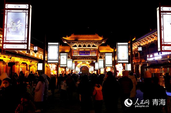 雙寧雙燈展點亮丹噶爾古城。人民網(wǎng) 馬可欣攝